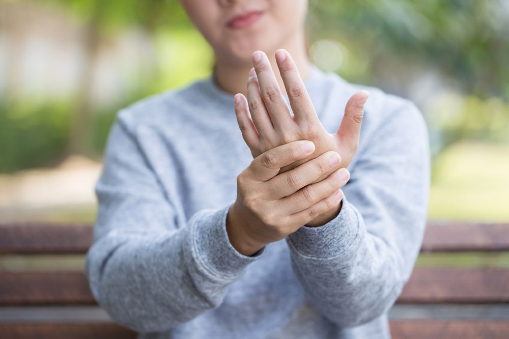 What is a hand tremor and how to manage it