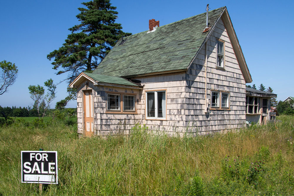 6 things to consider before purchasing an abandoned home